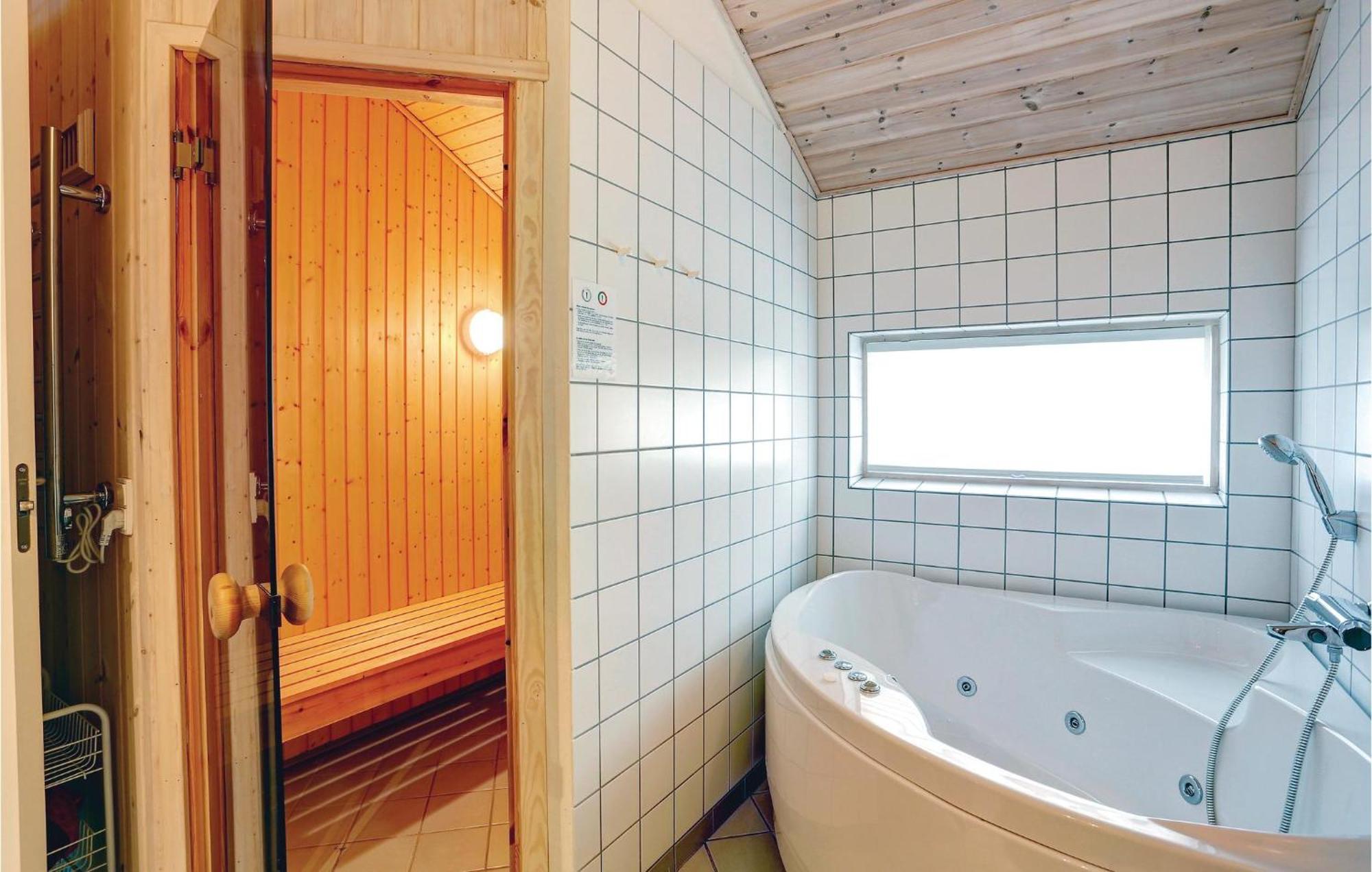 Awesome Home In Nexo With Sauna Snogebaek Exterior photo